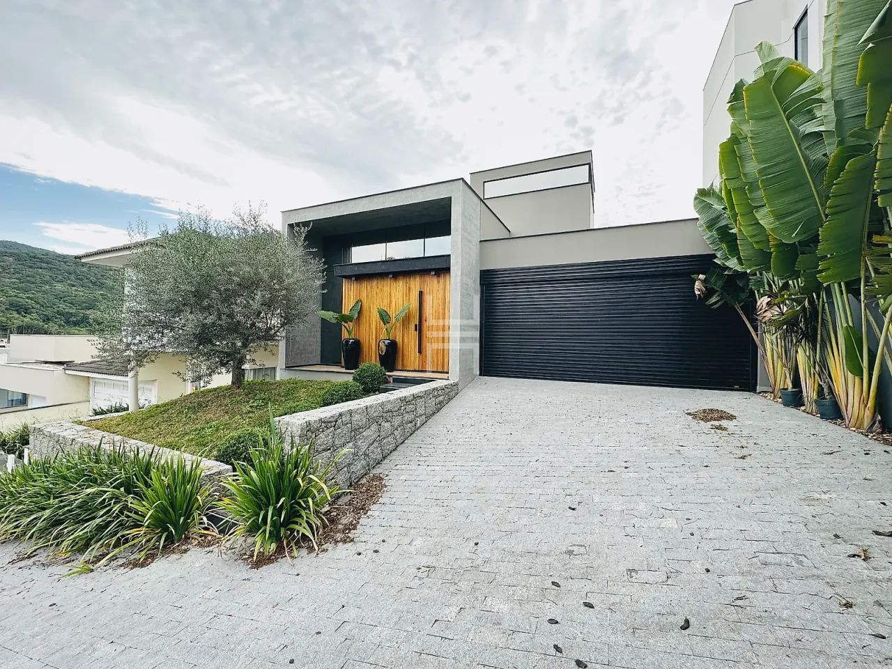 Casa NOVA na Pedra Branca, com 192m², 3 dormitórios com suíte e piscina