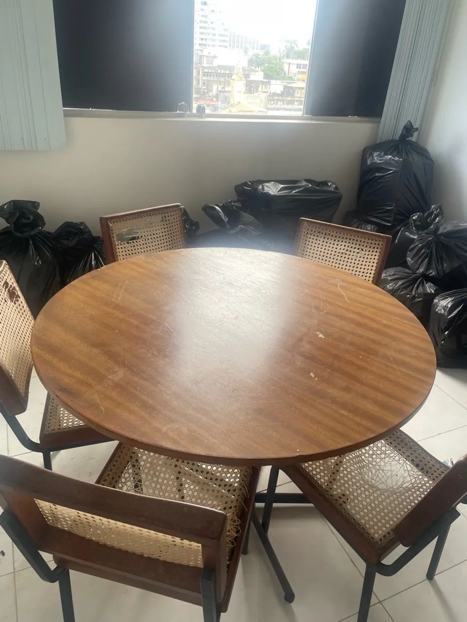Vendo mesa com cadeiras em palhinha 