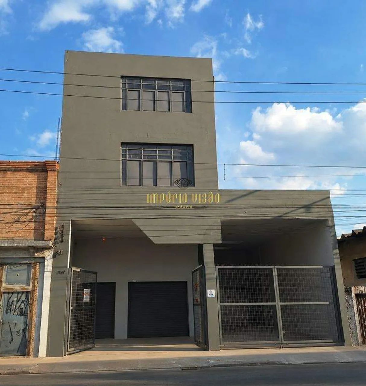 Prédio para Alugar com Escritório e Banheiro na Rua da Estação no Centro de Suzano- SP