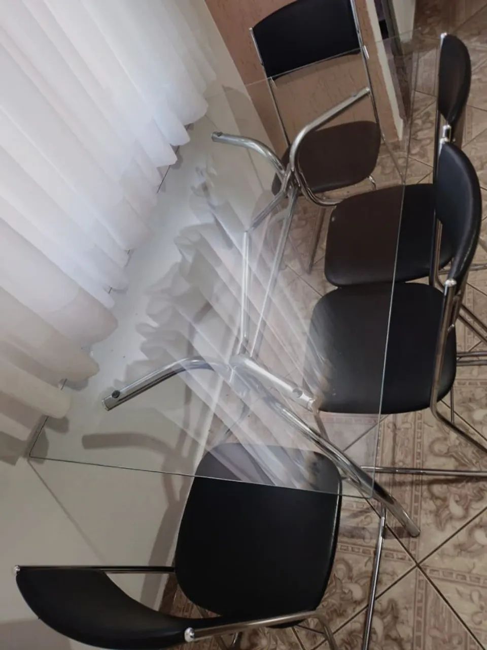 Vende-se mesa de vidro com 04 cadeiras  - Foto 2