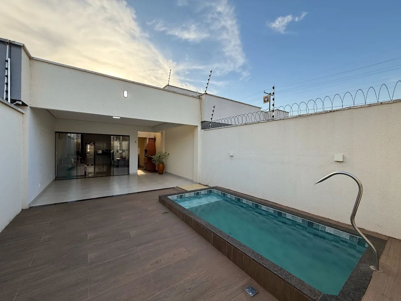 Casa com piscina semi mobiliada na 1406 sul 