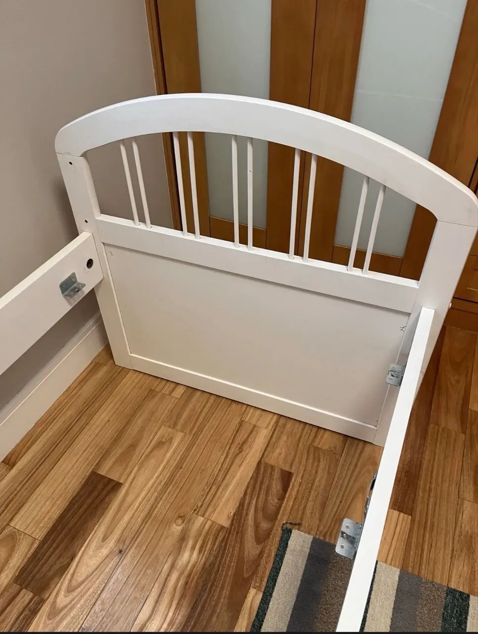 Cama com cama auxiliar e gavetas 