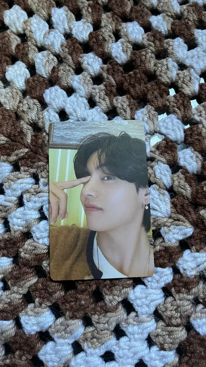 Photocard Official V + Poster BTS Era BE - Hobbies e coleções
