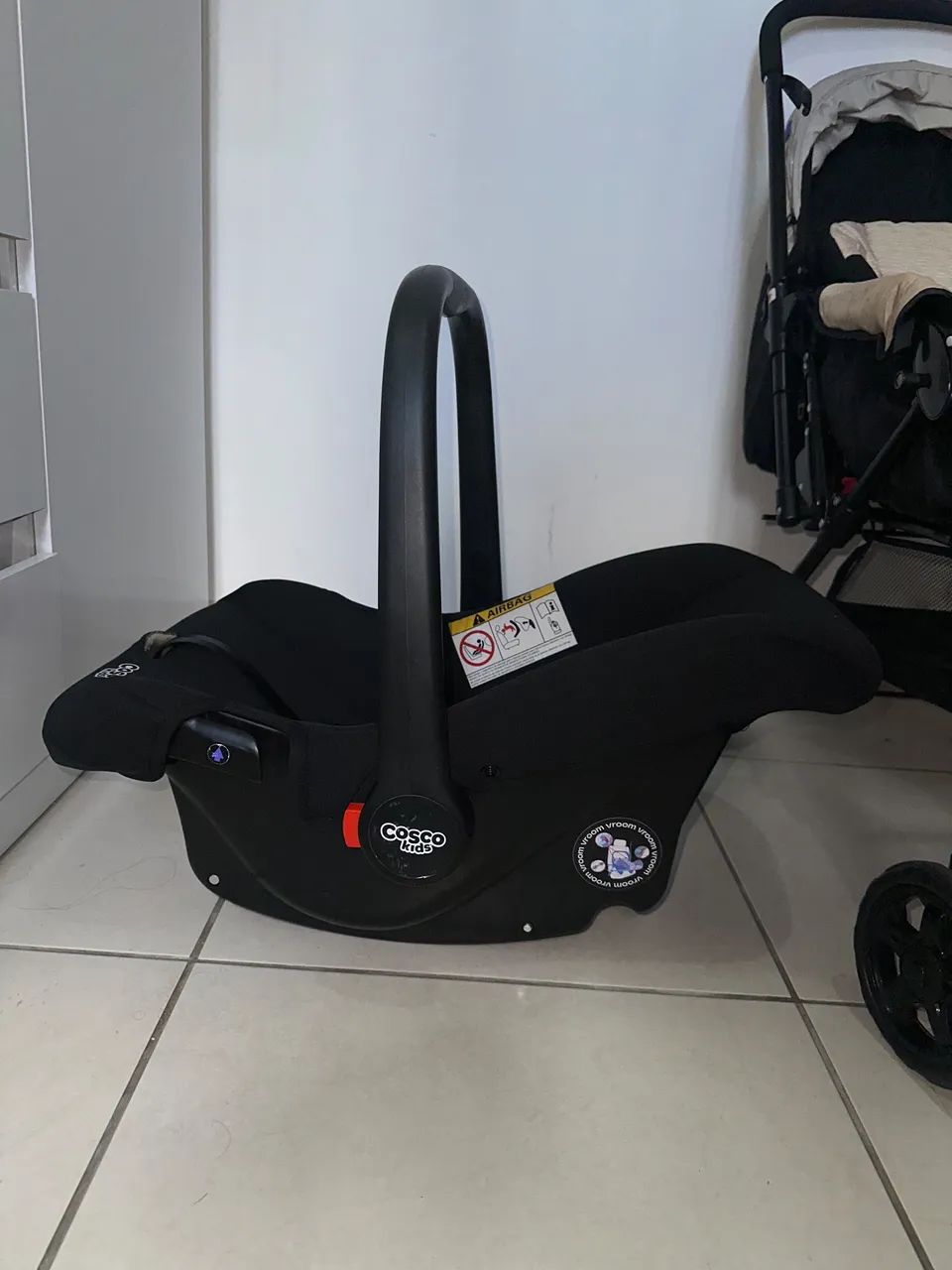 Carrinho de bebê com bebê conforto Cosco - Foto 2