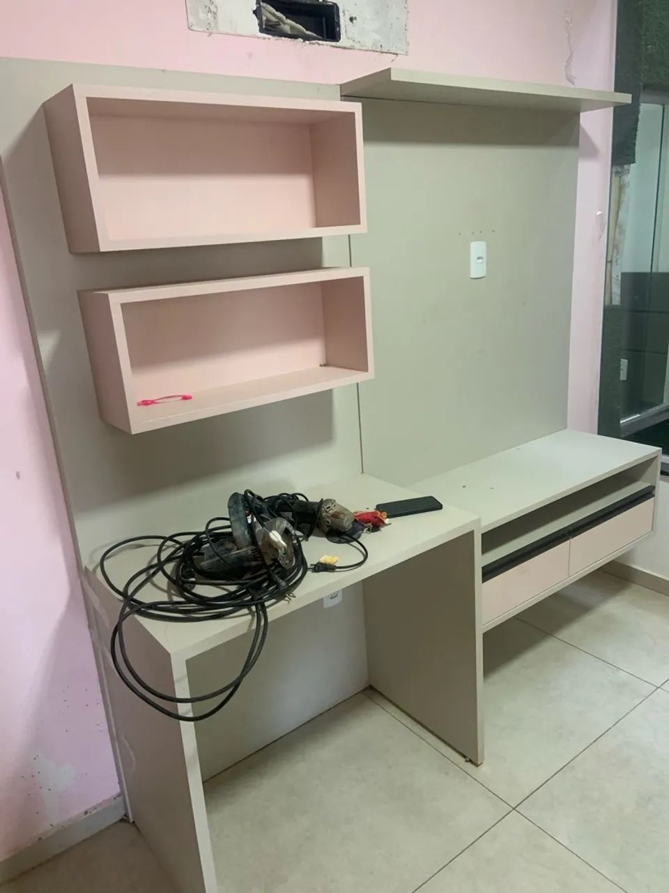 Escrivaninha com painel, e gavetas 