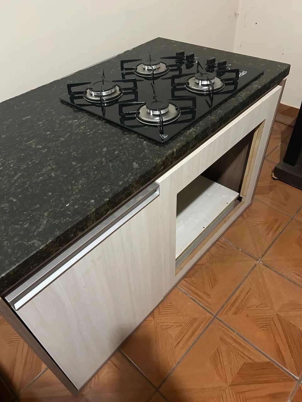 Bancada de mármore com cooktop e armário planejado - Foto 3