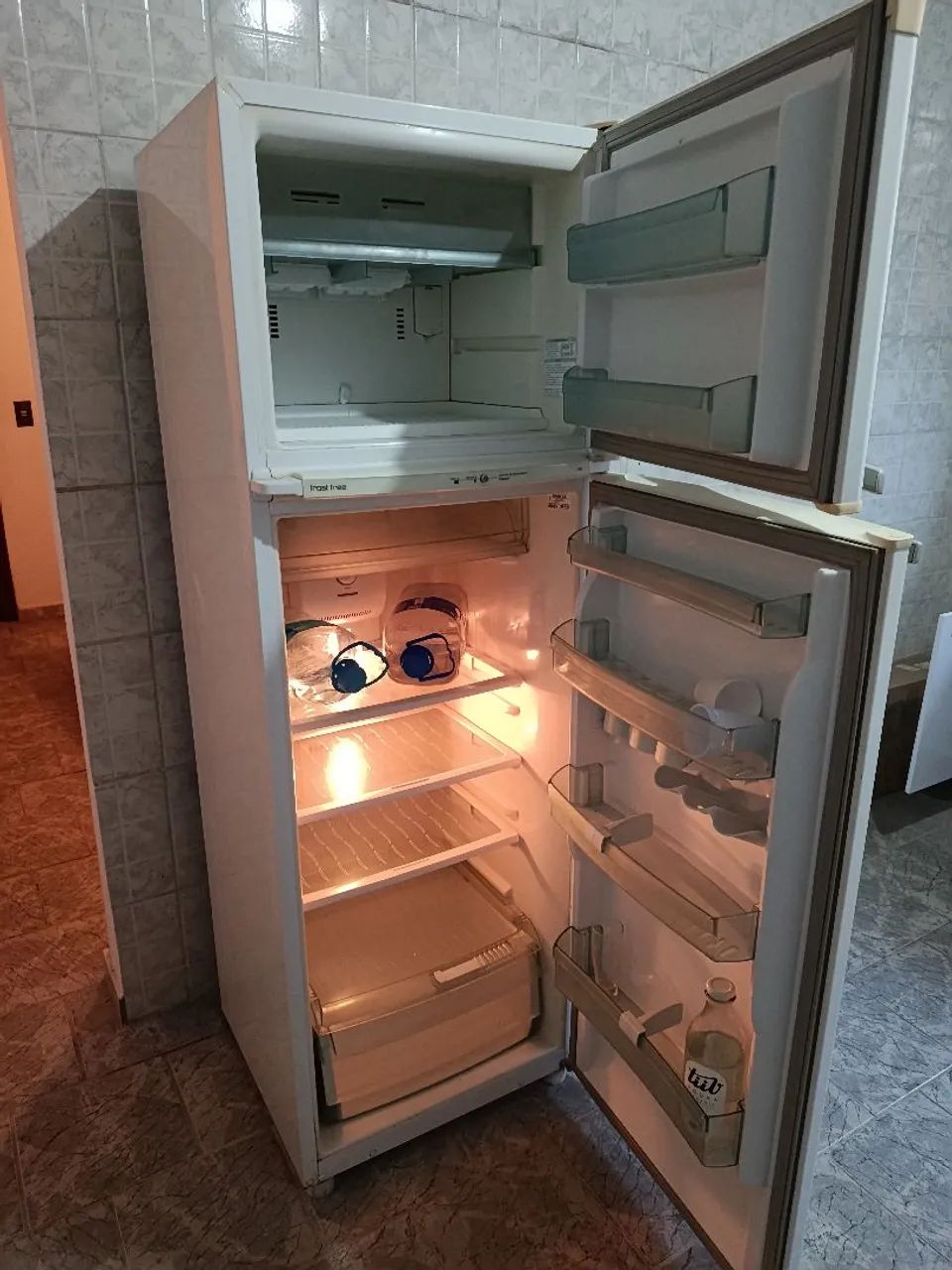 Vende sofá retrátil e geladeira  - Foto 3