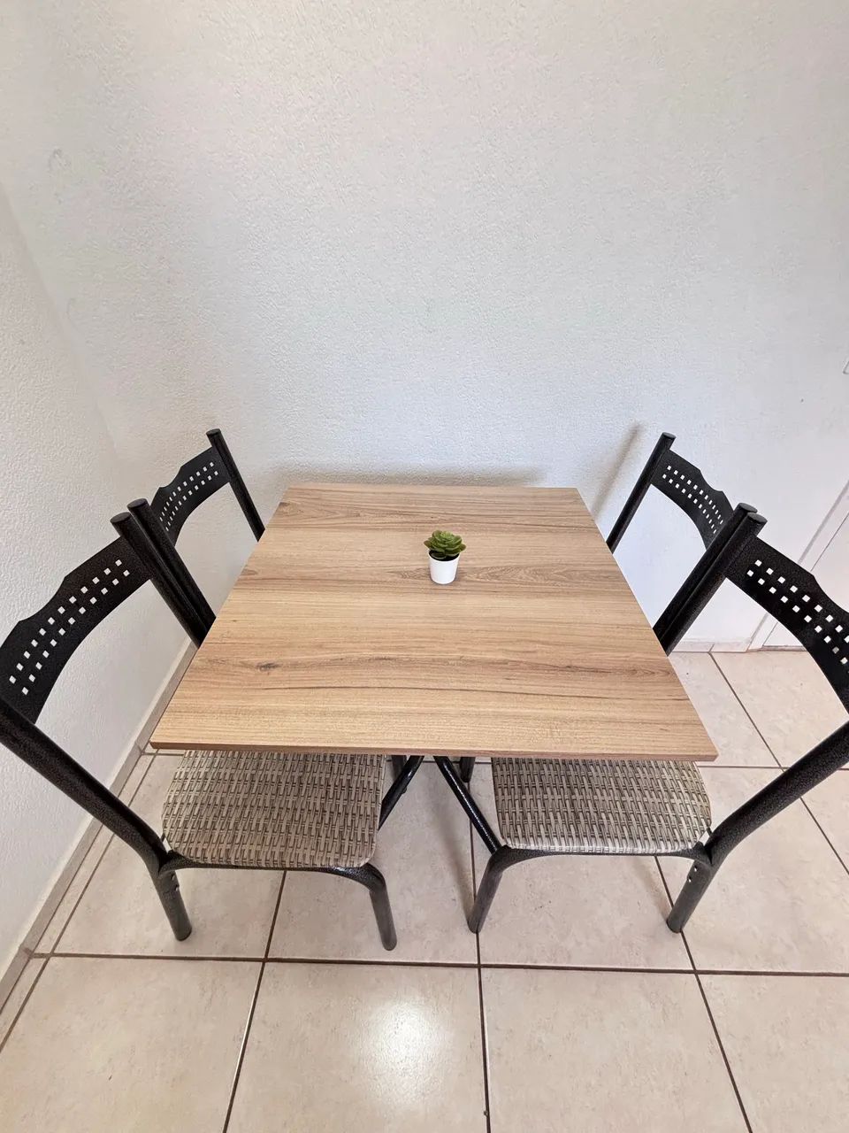 CONJUNTO MESA COM 4 CADEIRAS