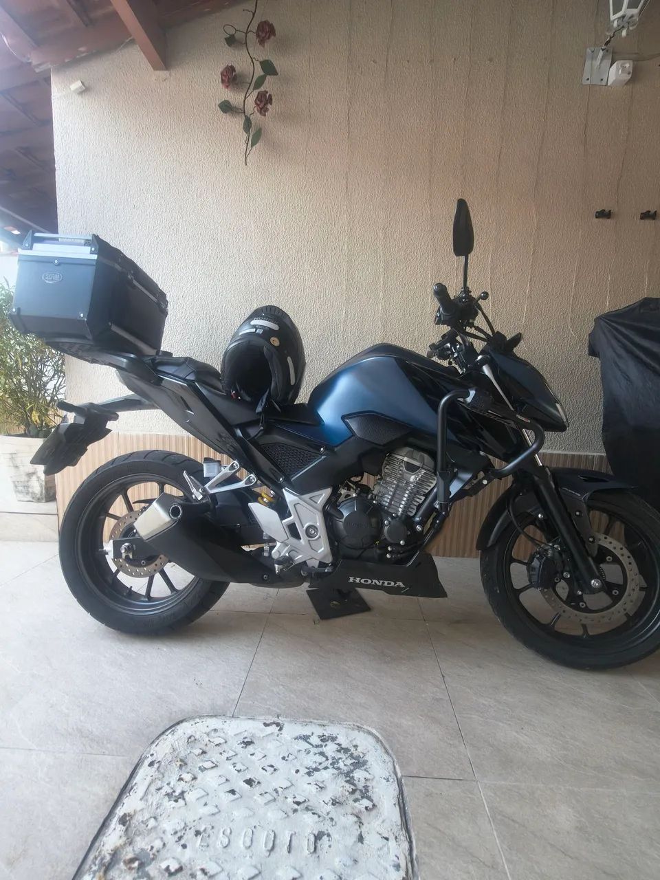 CB 300f com ABS com somente 8400km - Foto 2