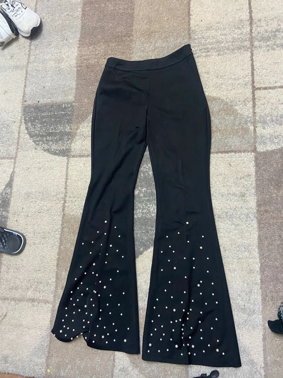 Calça preta flare com pérolas