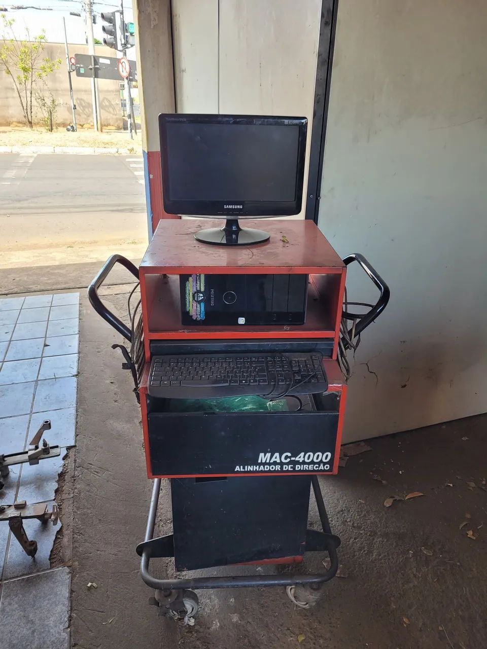 Vendo máquina de alinhamento mc4000 completa com garras e pratos  - Foto 2