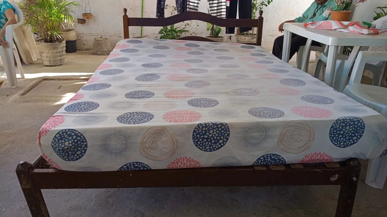 Cama casal em madeira com colchão  - Foto 2