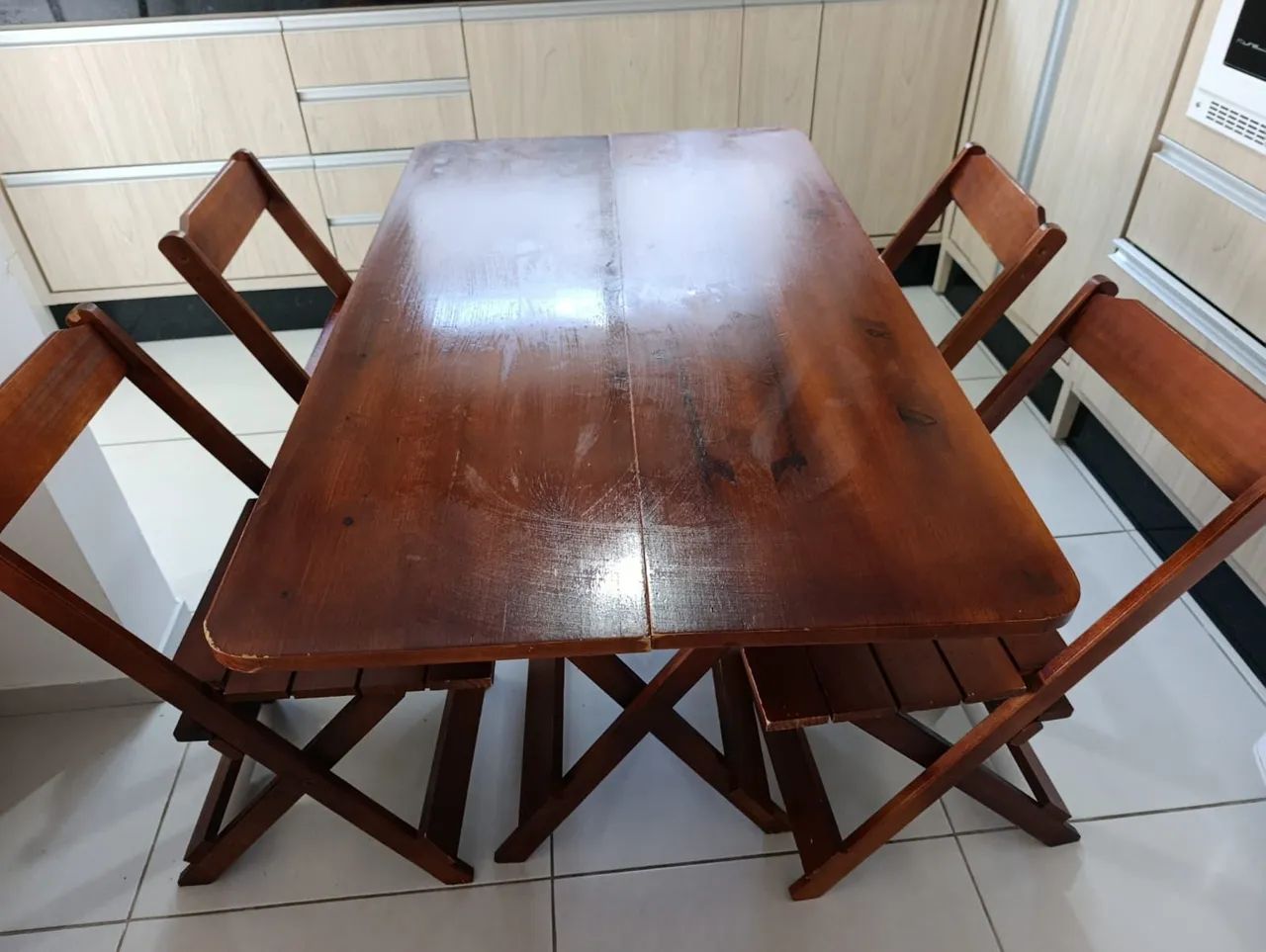 Mesa com 4 cadeiras 