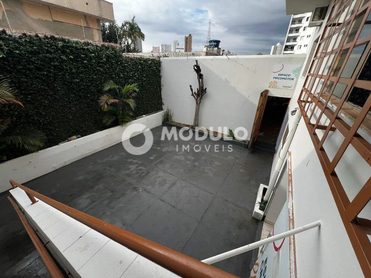 Casa comercial disponível para locação no bairro Martins. - Foto 4