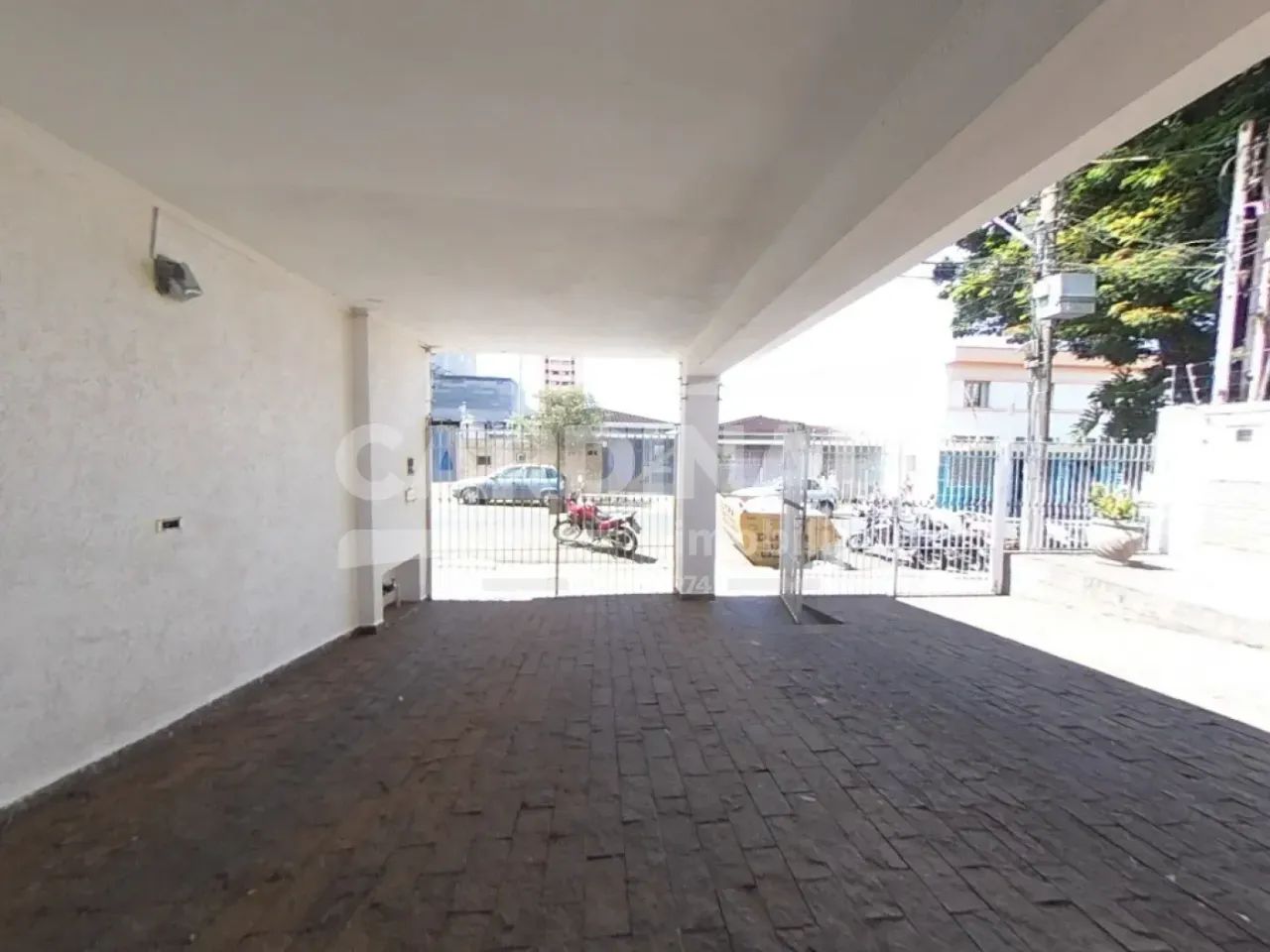 Casa de 3 dormitórios com edícula e piscina. - Foto 2