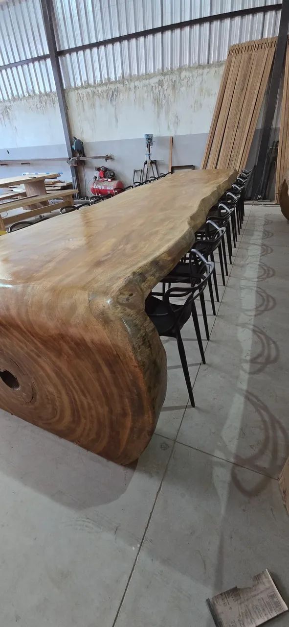 Mesa de madeira maciça rústica com bancos  - Foto 5