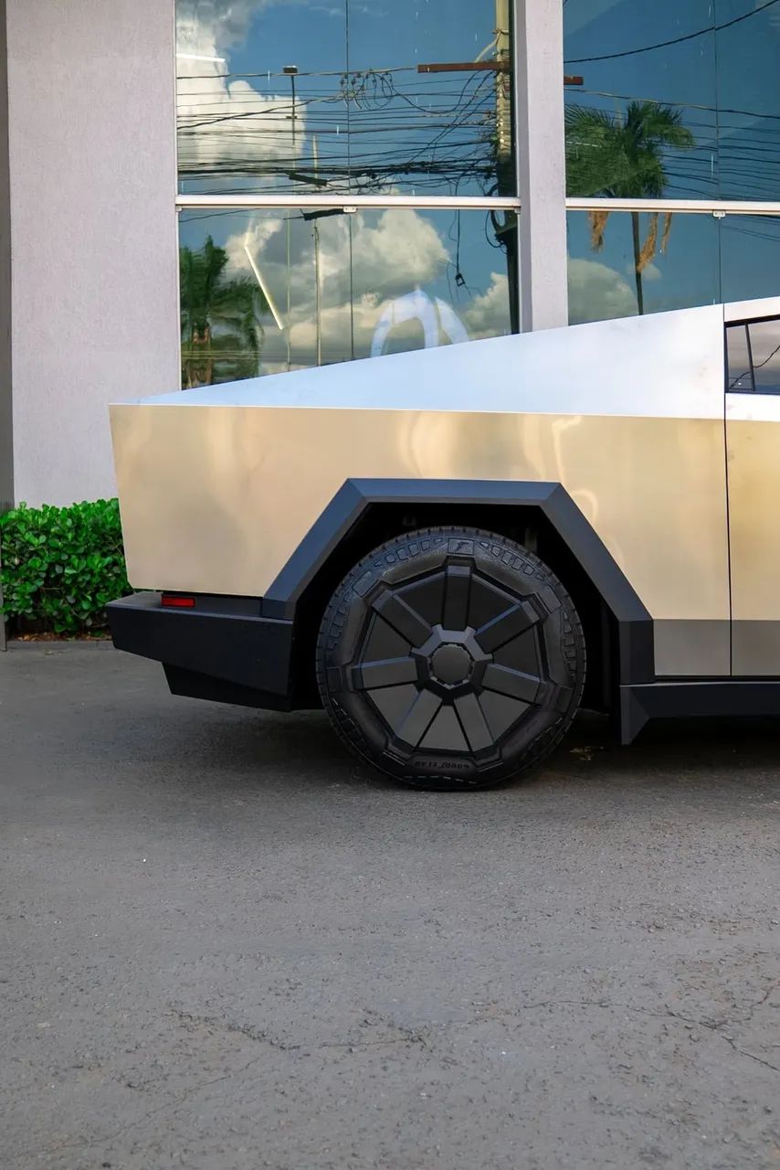 Tesla Cybertruck Foundation, foto 13 de 17