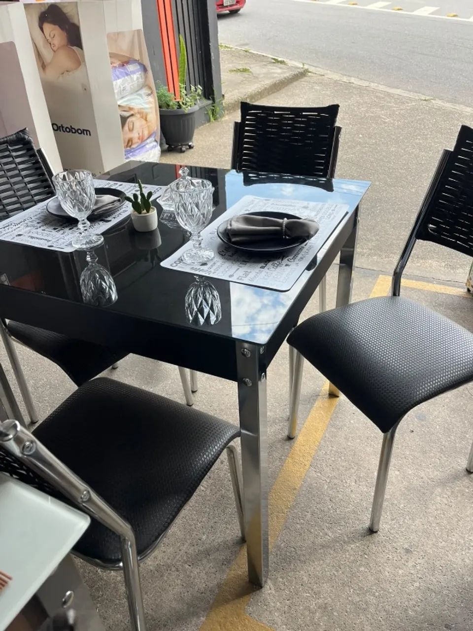 mesa de vidro 80x80 com 4 cadeiras de aço  - Foto 4