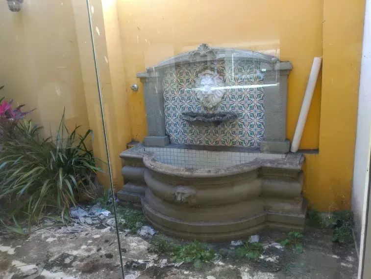 Lojão com 300 metros quadrados, com portas em Blindex e Grades,  Centro - Macaé - RJ - Foto 2