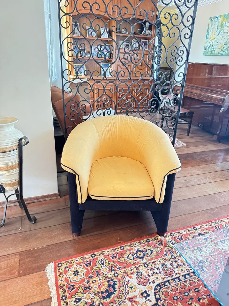 Poltrona modelo cabriolet revestida em tons amarelo e preto - Foto 2