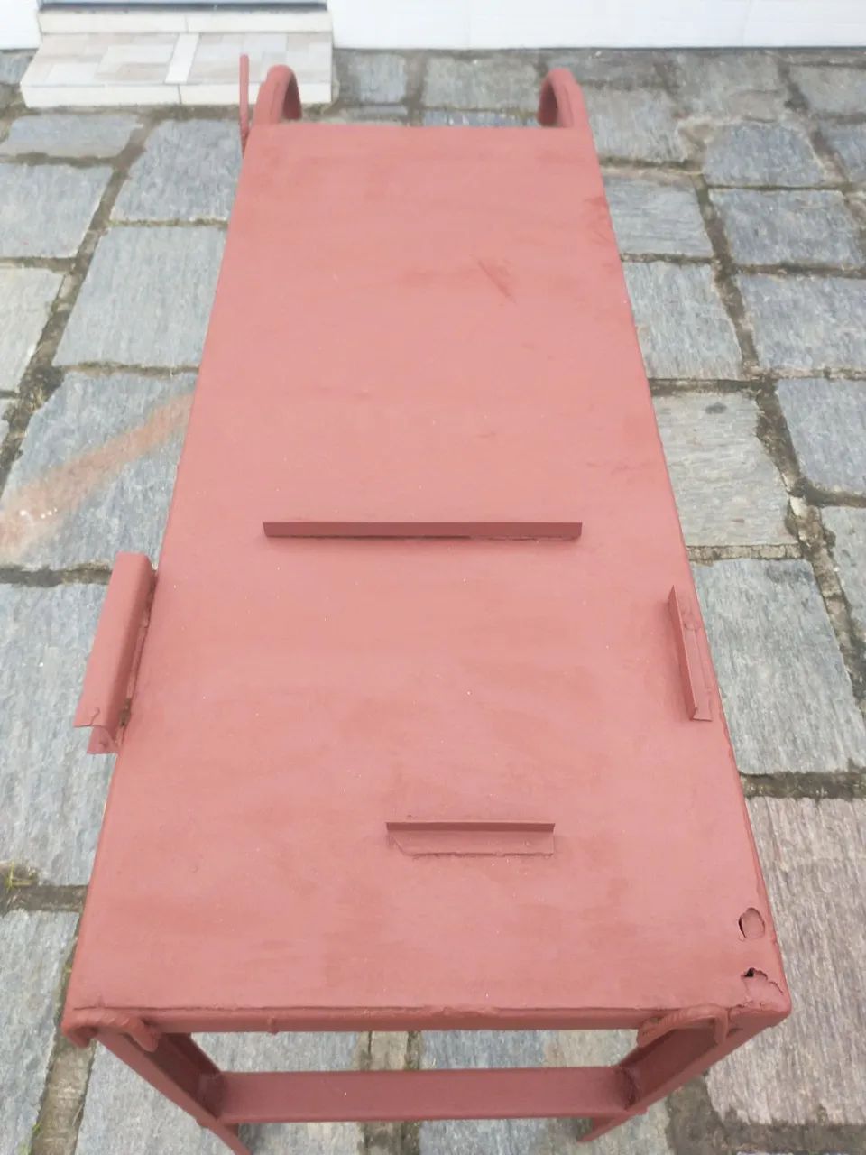 Mesa de ferro resistente e prática.