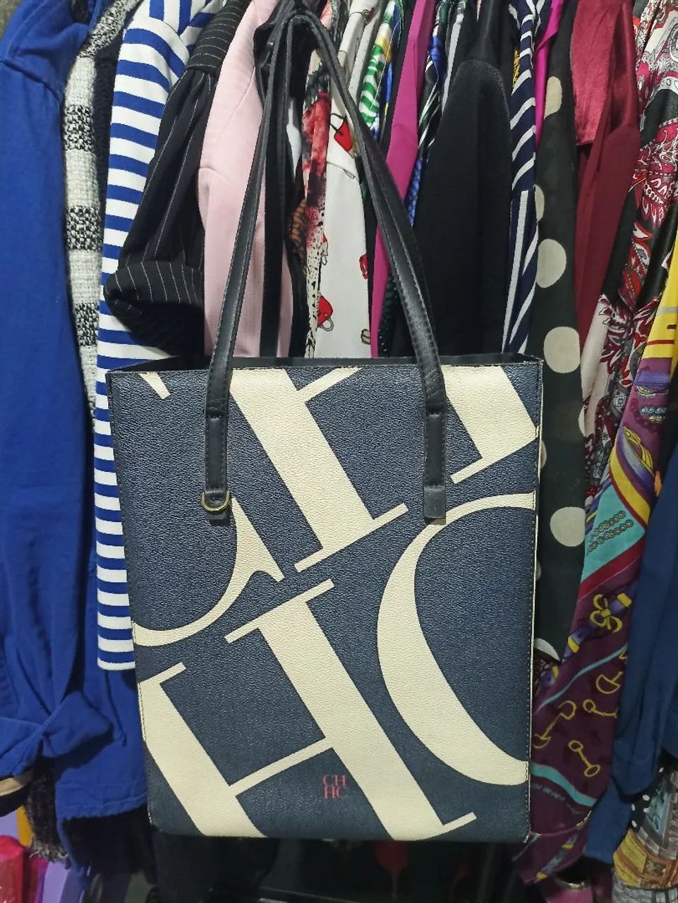 Bolsa Carolina Herrera preta e branca  - Foto 3