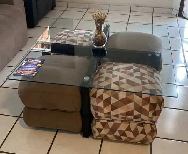 Mesa de centro com tampo de vidro + 4 puffs