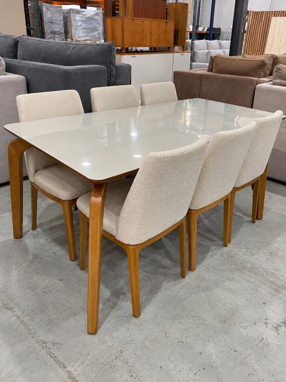 Mesa de jantar com 6 cadeiras em bouclé