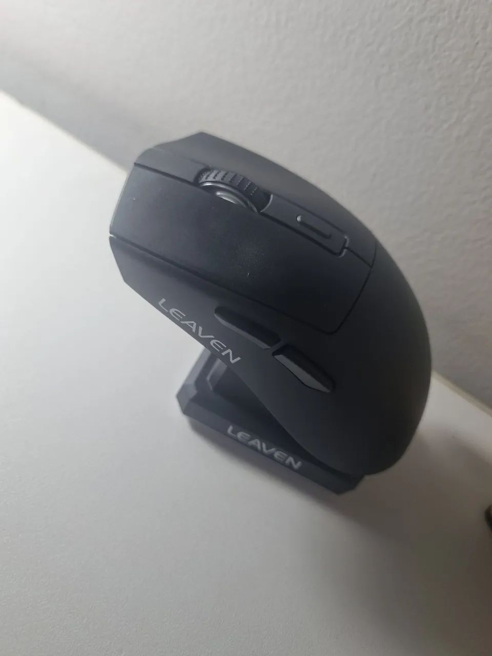 Mouse preto sem fio com led atraz e dock de carregamento