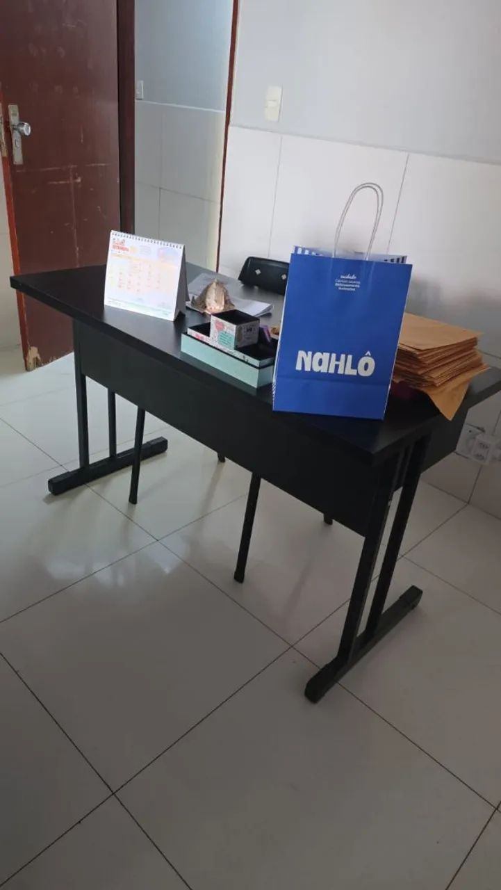 Mesa com dois bancos, mesa pra escritório. - Foto 4