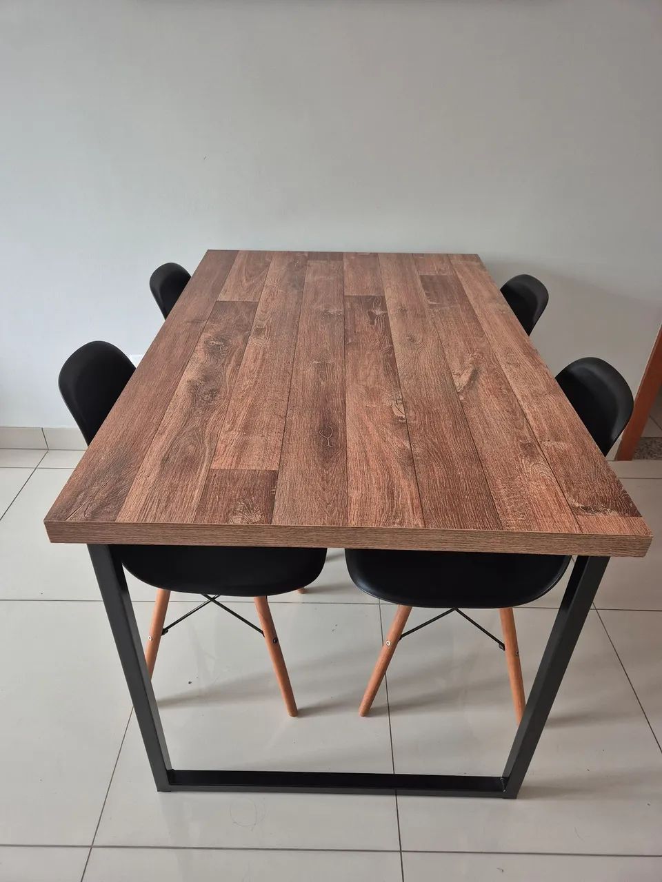 Mesa 4 cadeiras em MDF muito nova - Foto 4