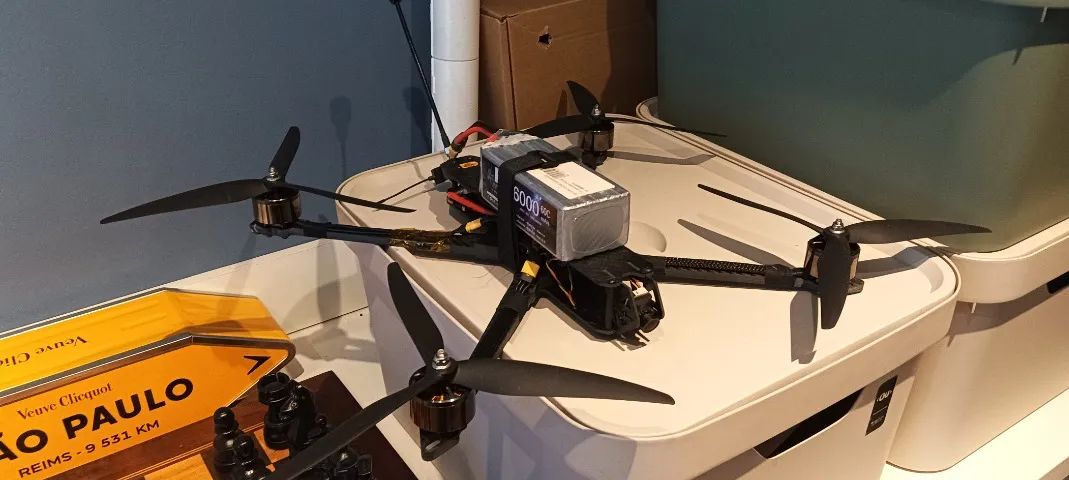 Drone FPV Freestyle [marca/modelo] - completo, importado - R$ 6.000