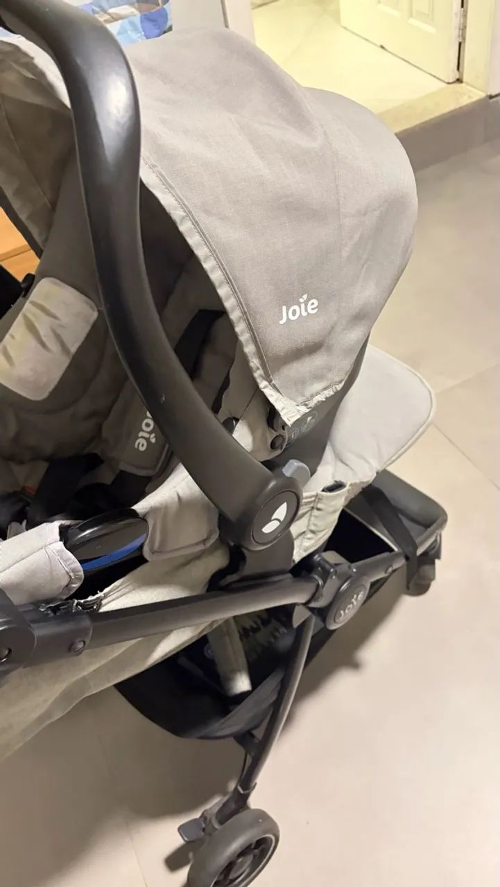 Carrinho com bebê conforto Joie
