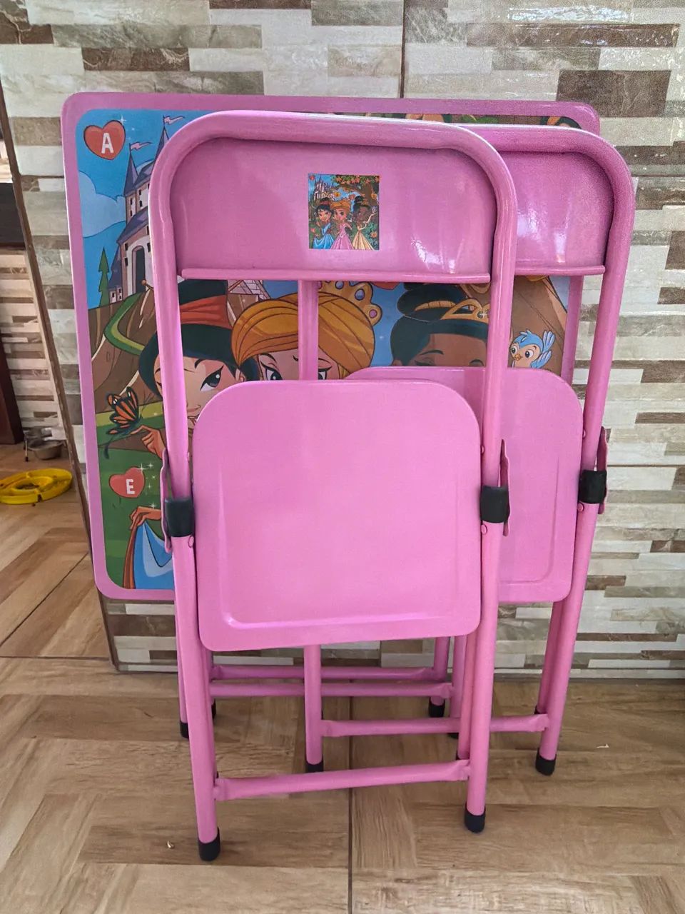 Mesa com 2 cadeiras 