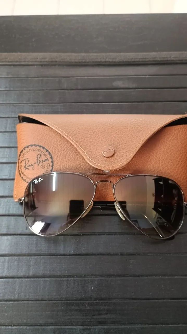 óculos de sol Ray-Ban do modelo Aviador.
