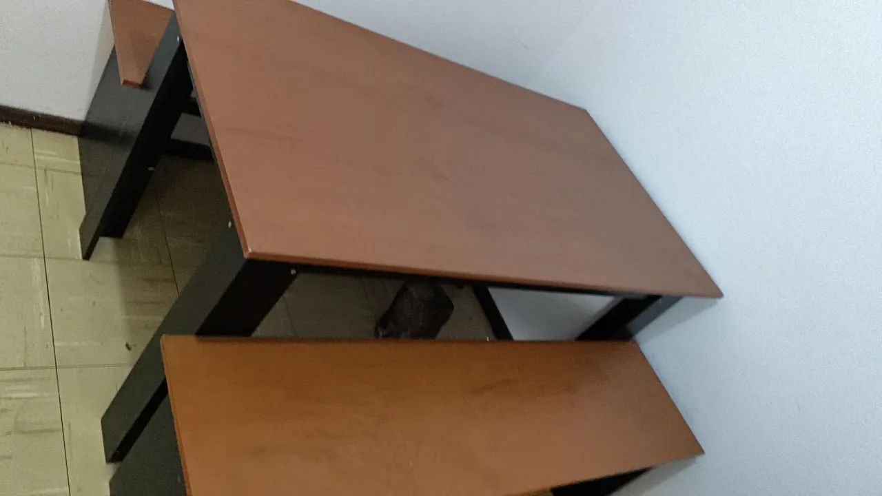 Mesa com dois bancos..