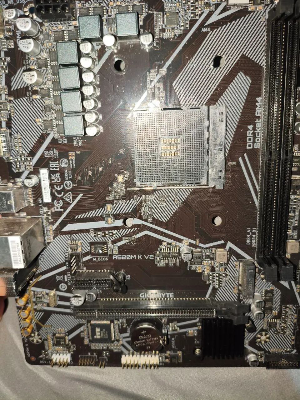 Placa-Mãe Gigabyte A520M K V2 (AM4) - Impecável e Higienizada! - Foto 2