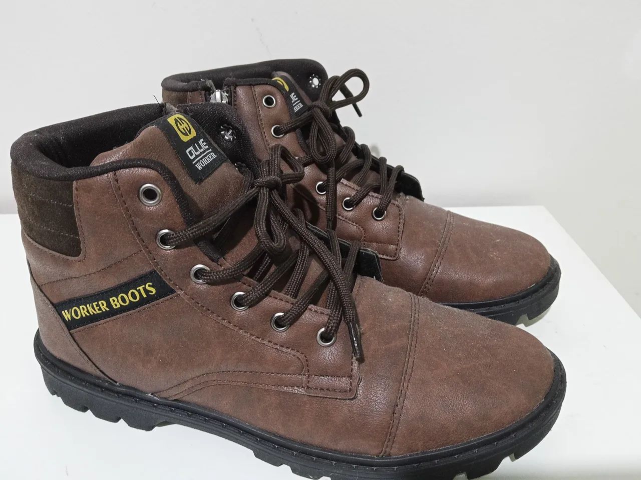 Botas na cor Marrom
