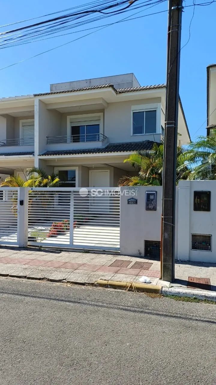 Sobrado com piscina em área nobre