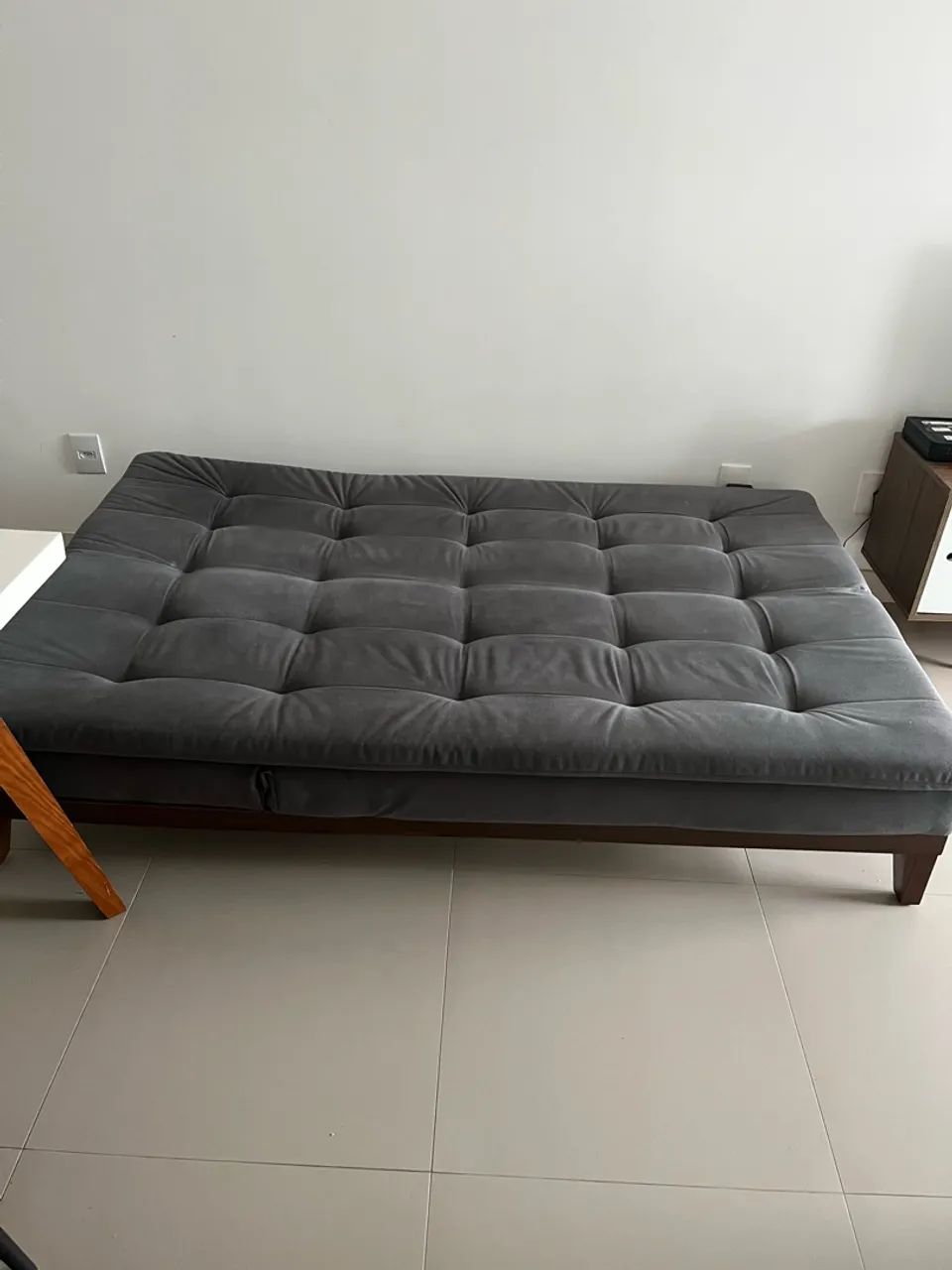 Sofa cama semi novo em suede - Foto 2