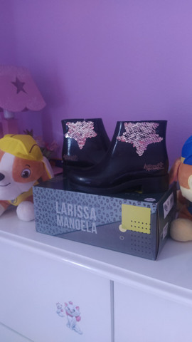 bota larissa manoela preta