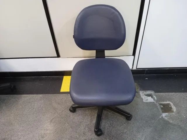 Cadeira de escritório giratória c/ rodas e s/ braços em Couro Ecológico / Aço Azul - Foto 2