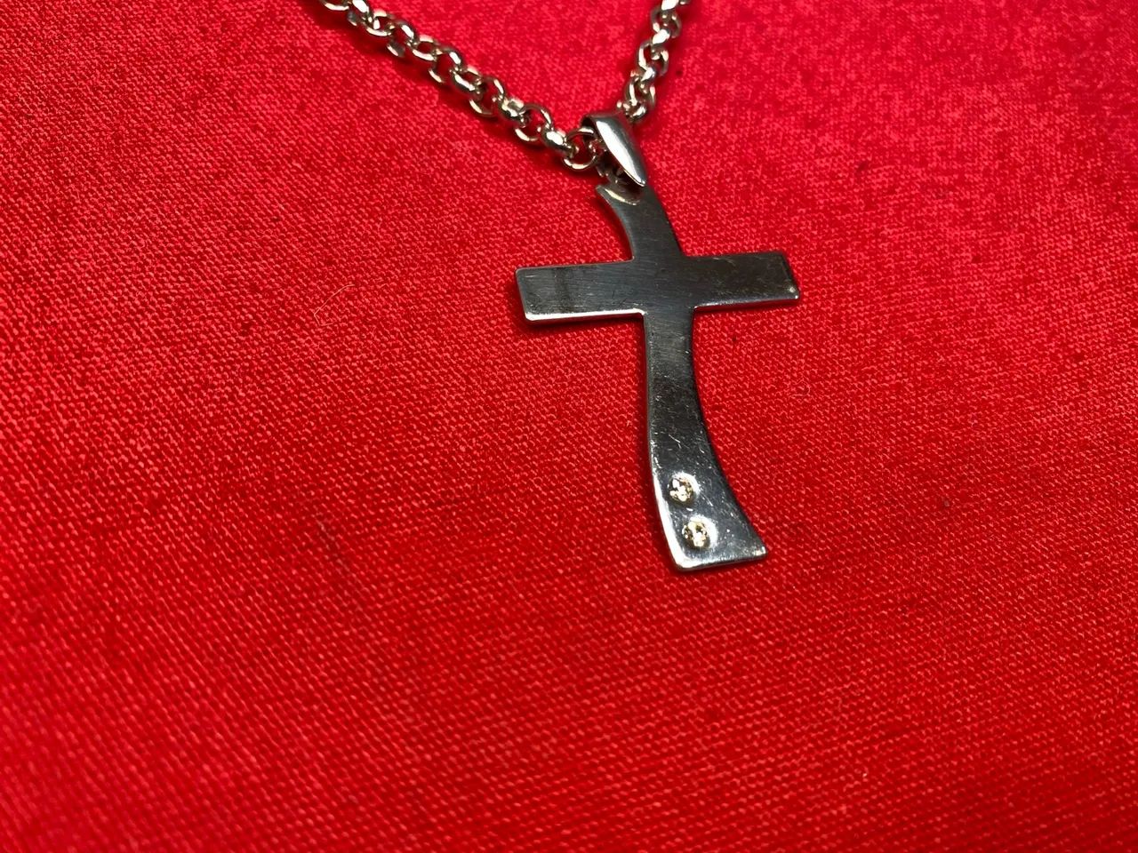 Corrente com pingente de crucifixo de aço inox 