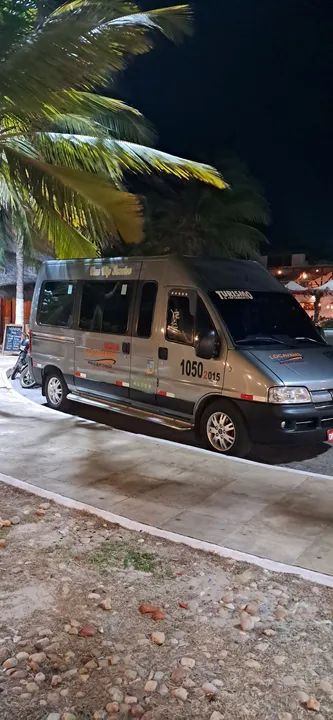 Van de 15 lugares executiva com Ar-condicionado 