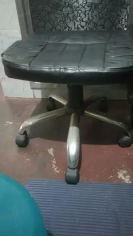Banco cadeira giratória, em corvin, cor preta, base inox, elevação a gas. E outros!