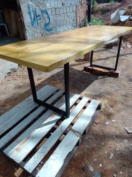 Mesa com pé em Metalon madeira maciça  - Foto 2
