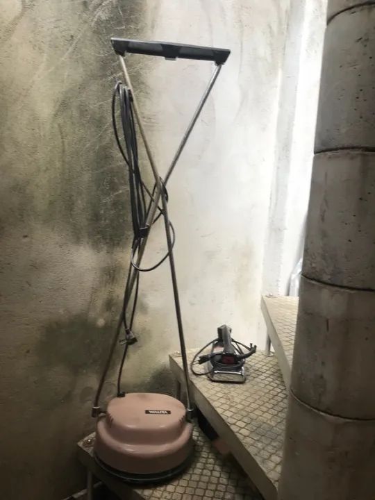Enceradeira e ferro de passar roupas 