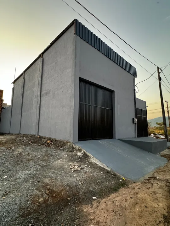 Vende-se/Troca Galpão com Casa nos fundos.