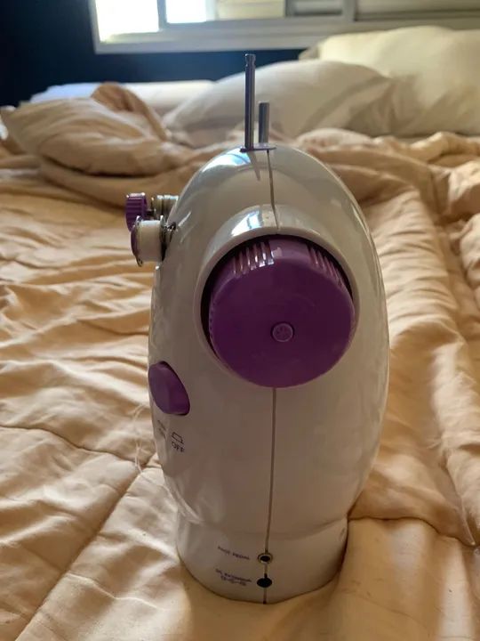 Mini Máquina De Costura Reta Portátil Com Pedal 110v/ 220v Cor Branco 110V/220V - Foto 3