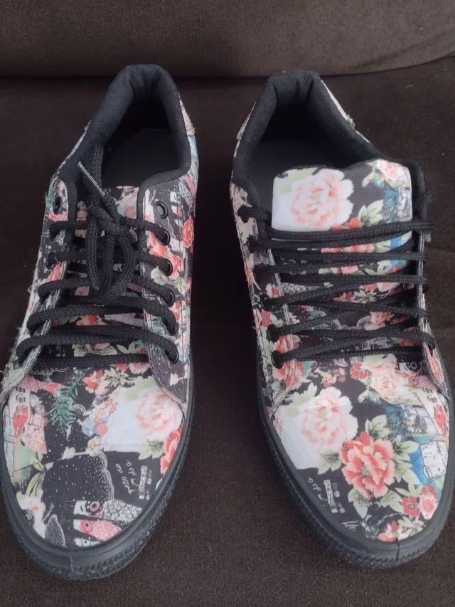 Tenis floral sem marca